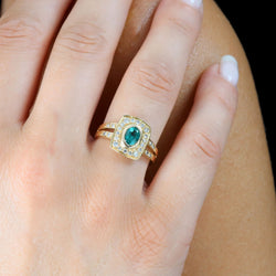 Bague Entourage en or jaune, émeraude et diamants