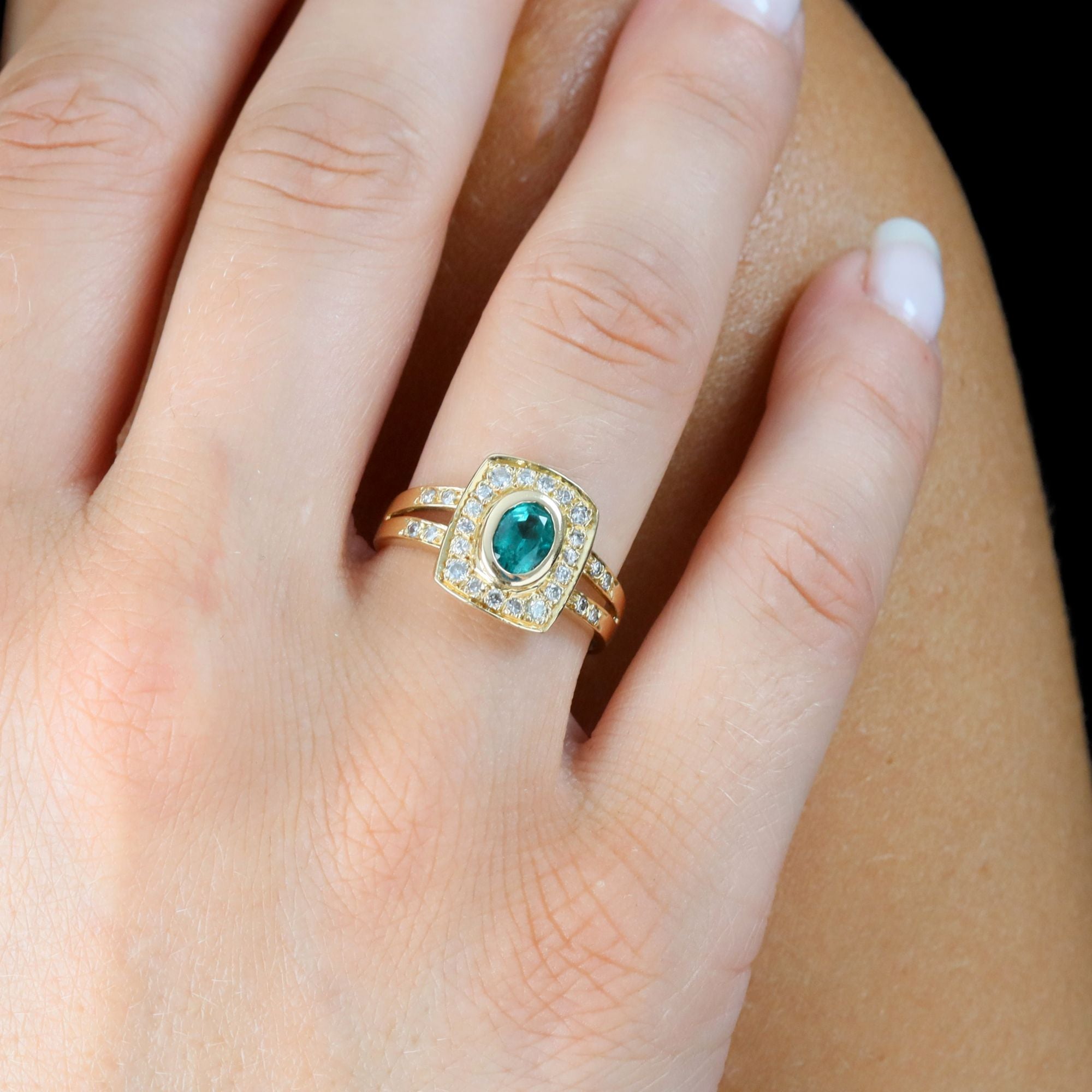 Bague Entourage en or jaune, émeraude et diamants