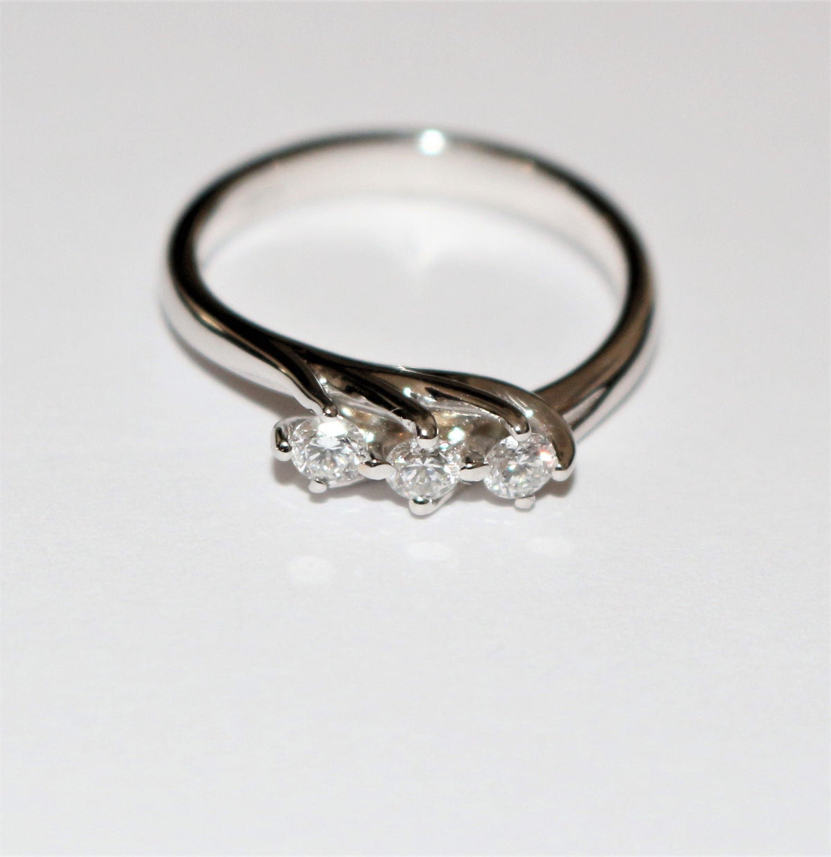 Bague Jarretière en or blanc et diamants