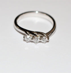 Bague Jarretière en or blanc et diamants