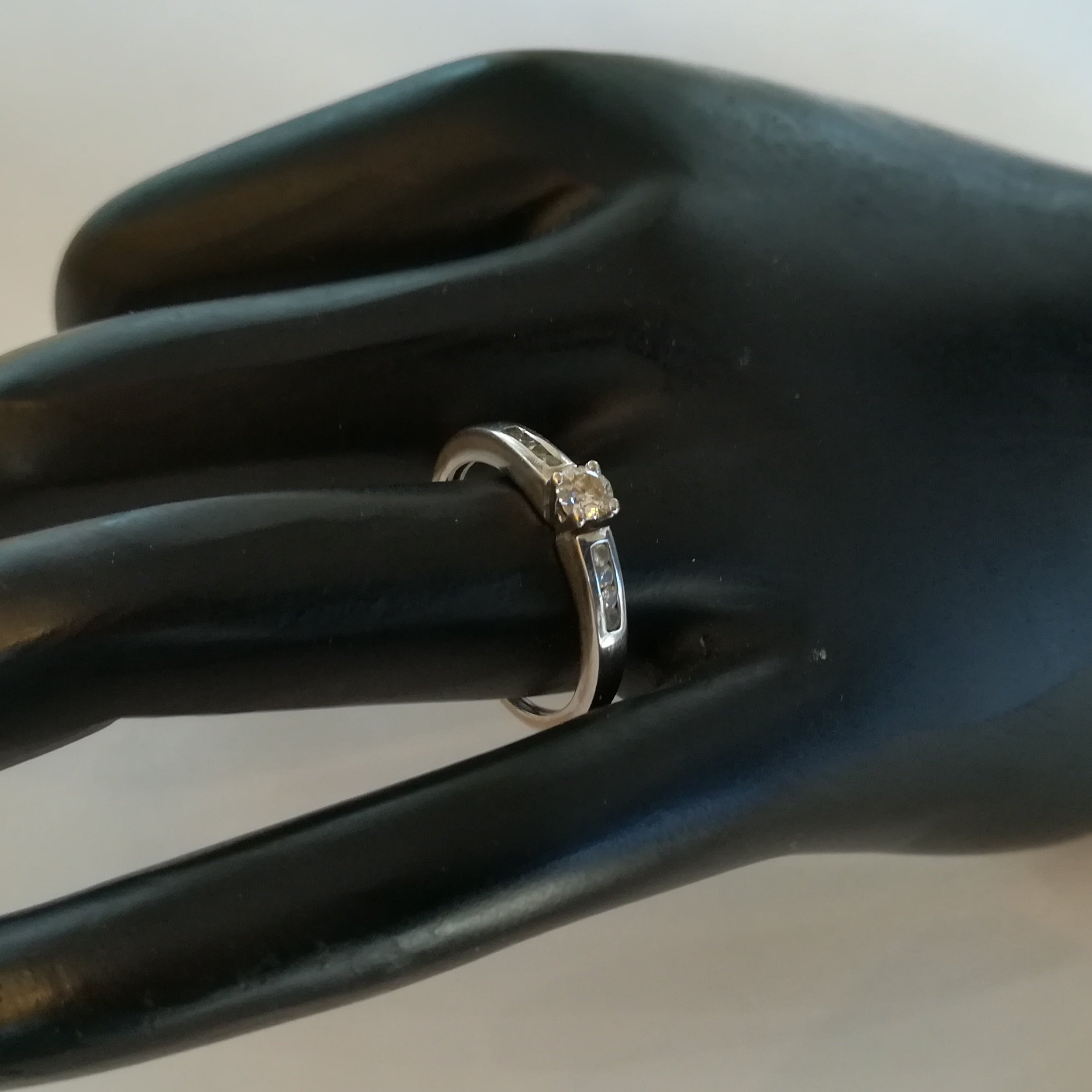 Bague Solitaire en or blanc et diamants