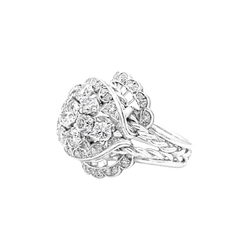 Bague fleur vintage en platine et diamants.