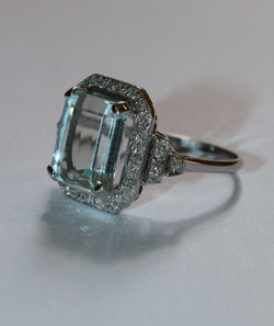 Bague Entourage en or blanc, aigue-marine et diamants