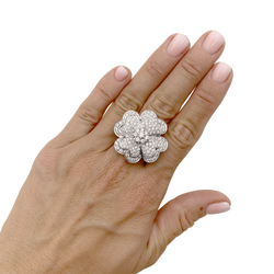 Bague « Trèfle », or blanc, diamants.