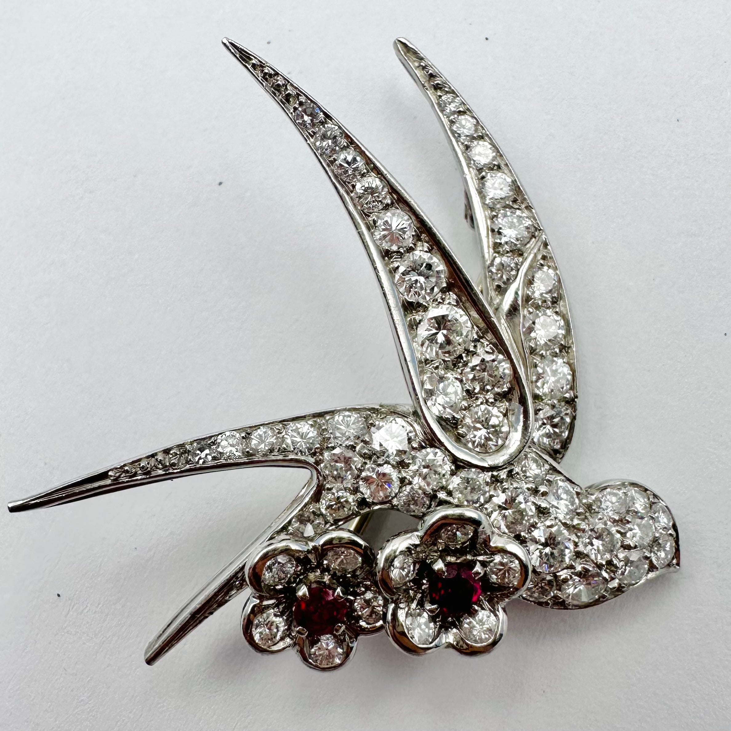 Broche "Oiseau posé sur deux fleurs" en or blanc et platine