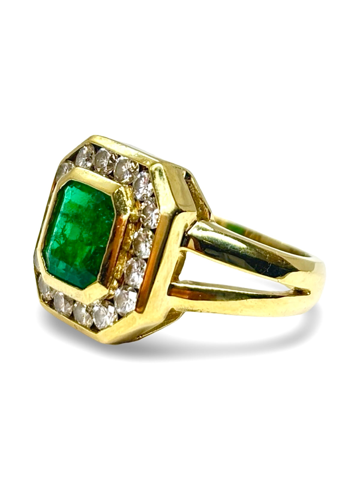 Bague Entourage en or jaune, émeraude et diamants