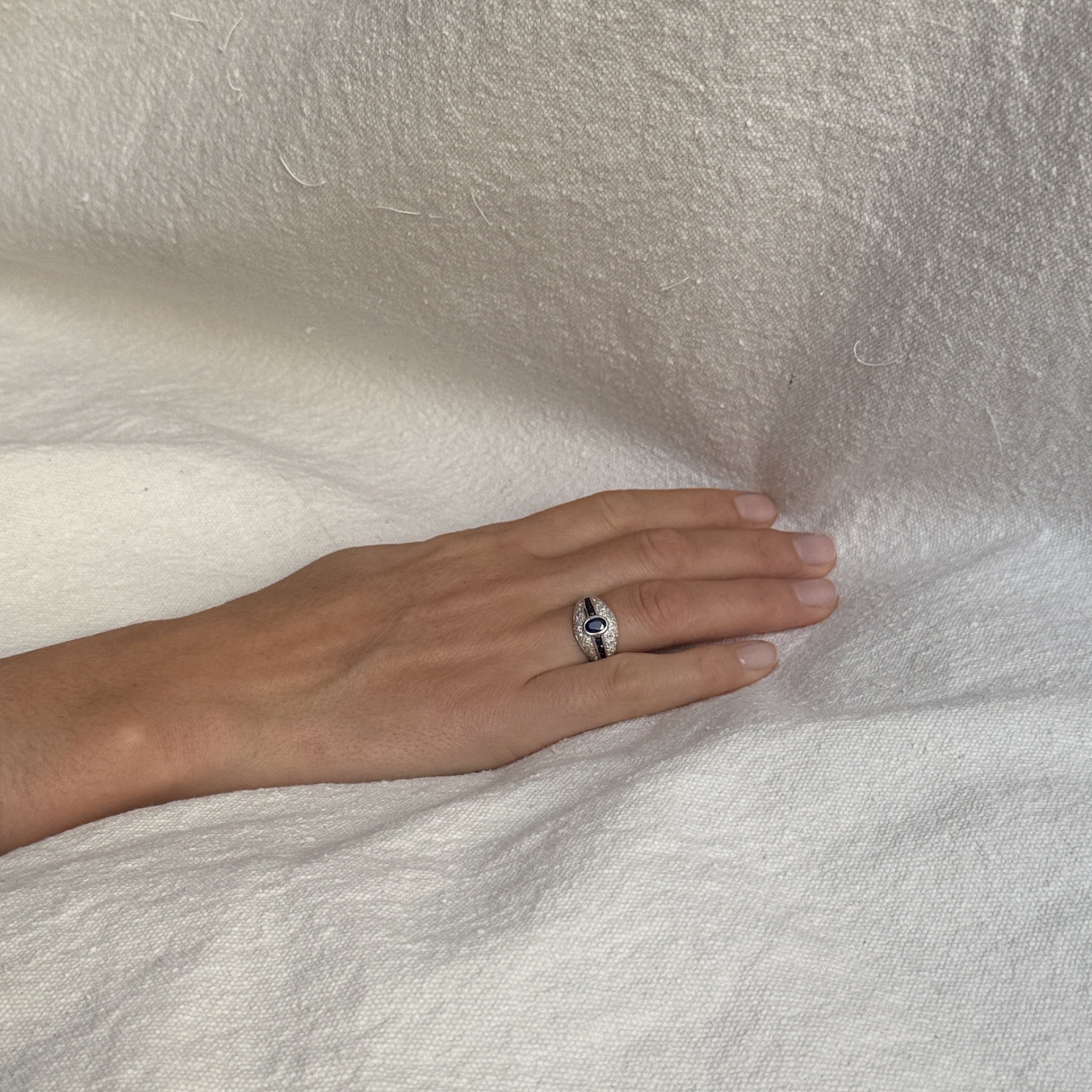 Bague Bandeau en or blanc, saphirs, et diamants