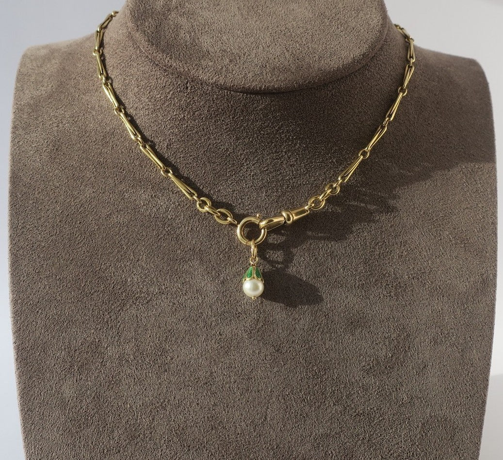 Pendentif en or jaune, émail et perle
