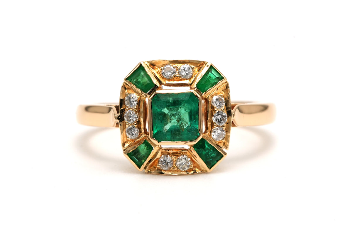 Bague Entourage en or jaune, émeraudes et diamants