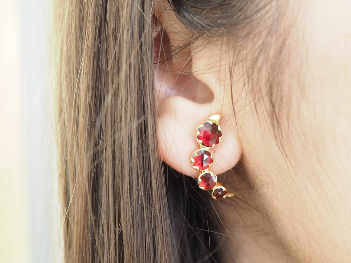 Boucles d’oreilles en or jaune et grenats