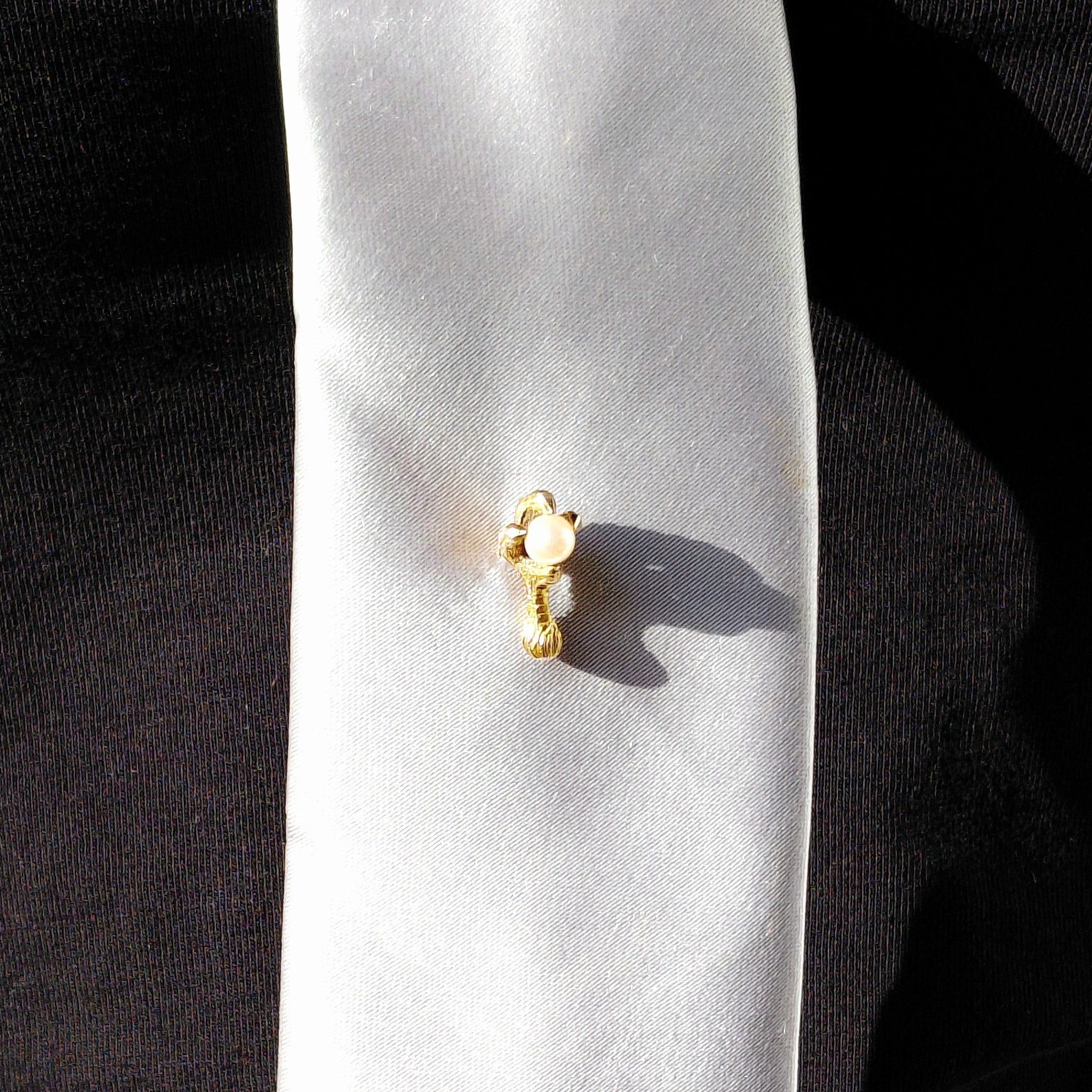 Épingle à cravate en or jaune et perle