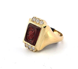 Bague Chevalière en or jaune, cornaline et diamants