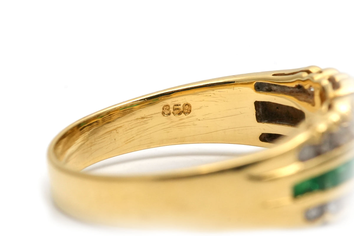 Bague Bandeau en or jaune, émeraudes et diamants