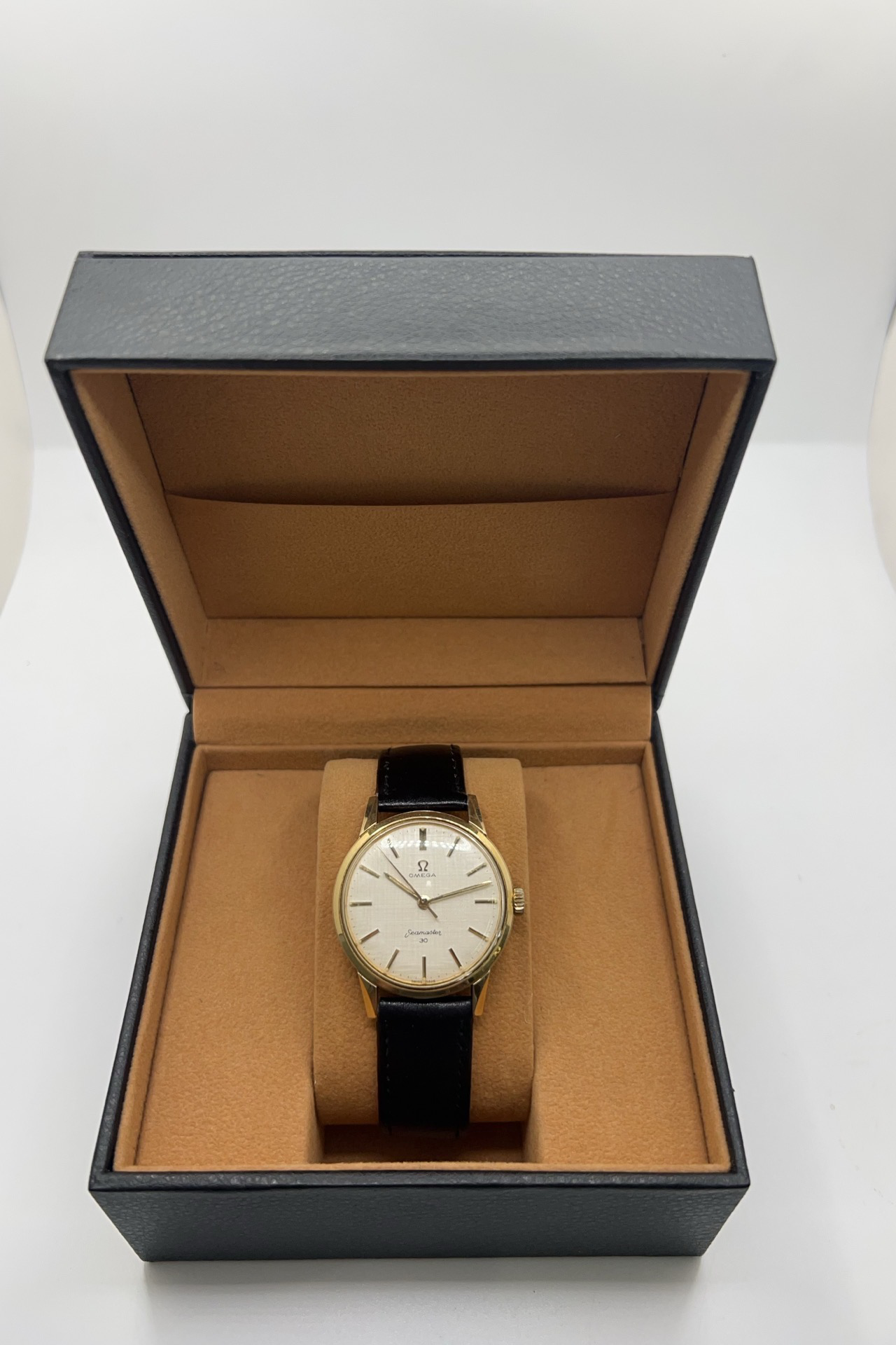 Montre OMEGA "Seamaster 300" en acier et cuir