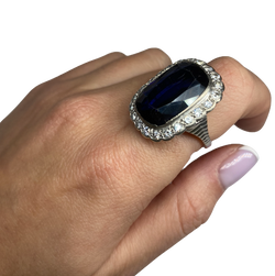 Bague Entourage en or blanc, saphir et diamants