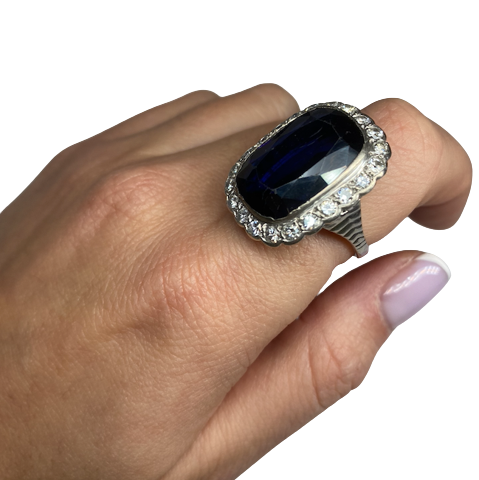 Bague Entourage en or blanc, saphir et diamants