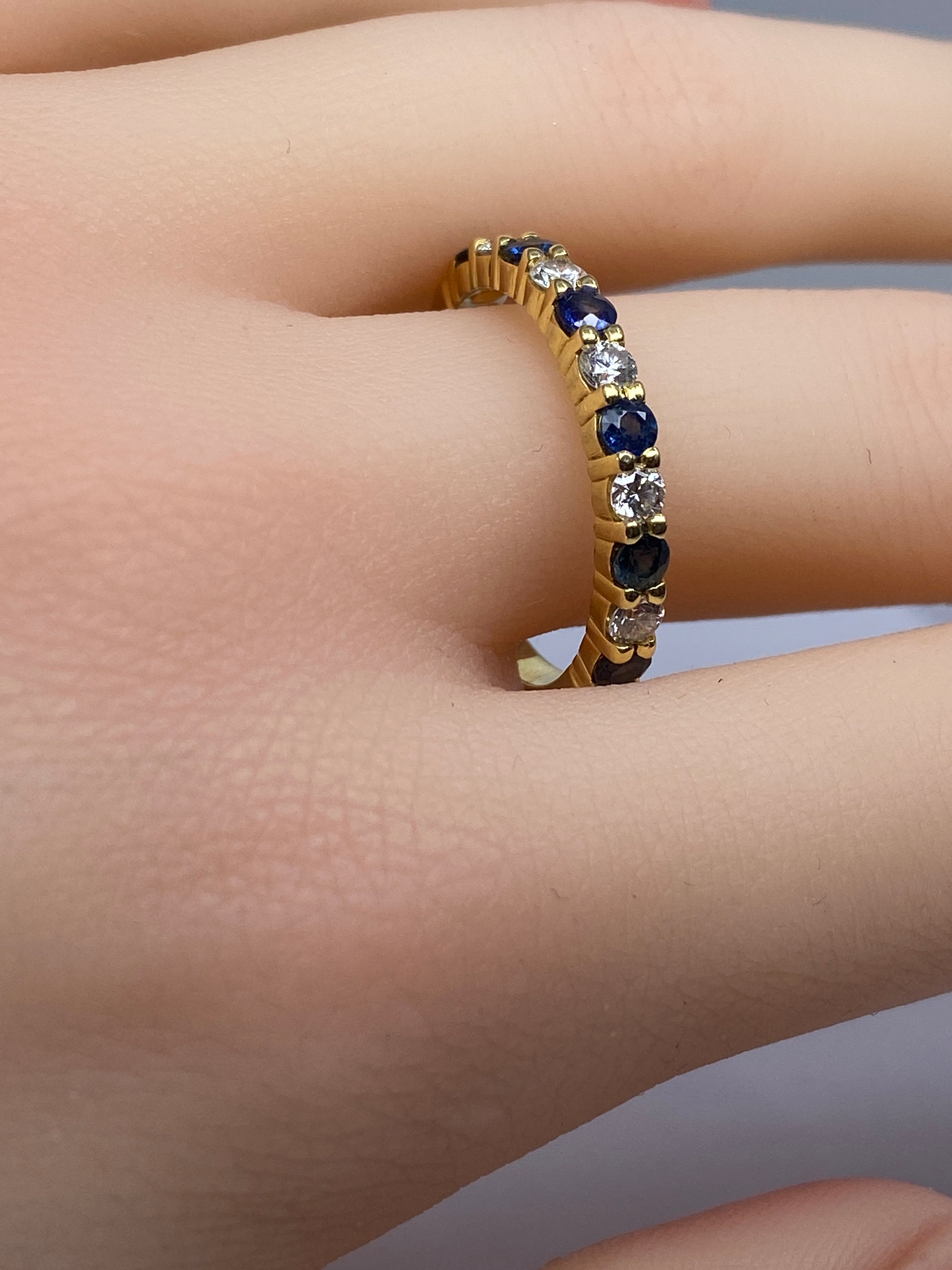 Bague Alliance en or jaune, saphirs et diamants