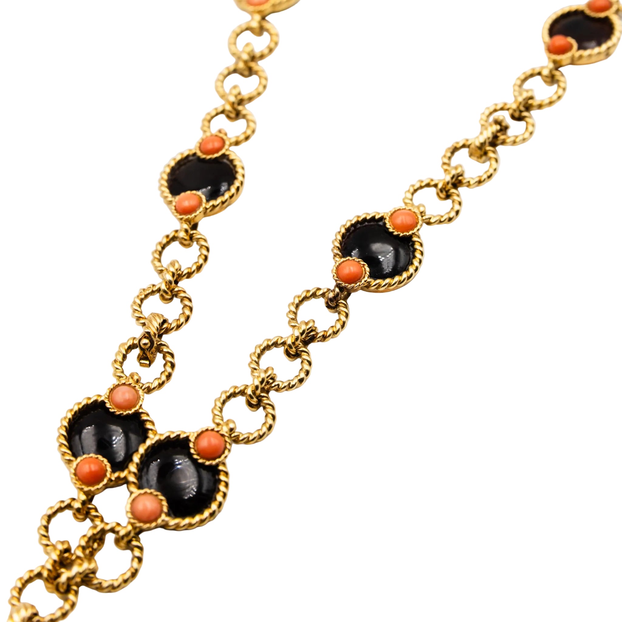 Collier Pendentif BOUCHERON en or jaune et corail