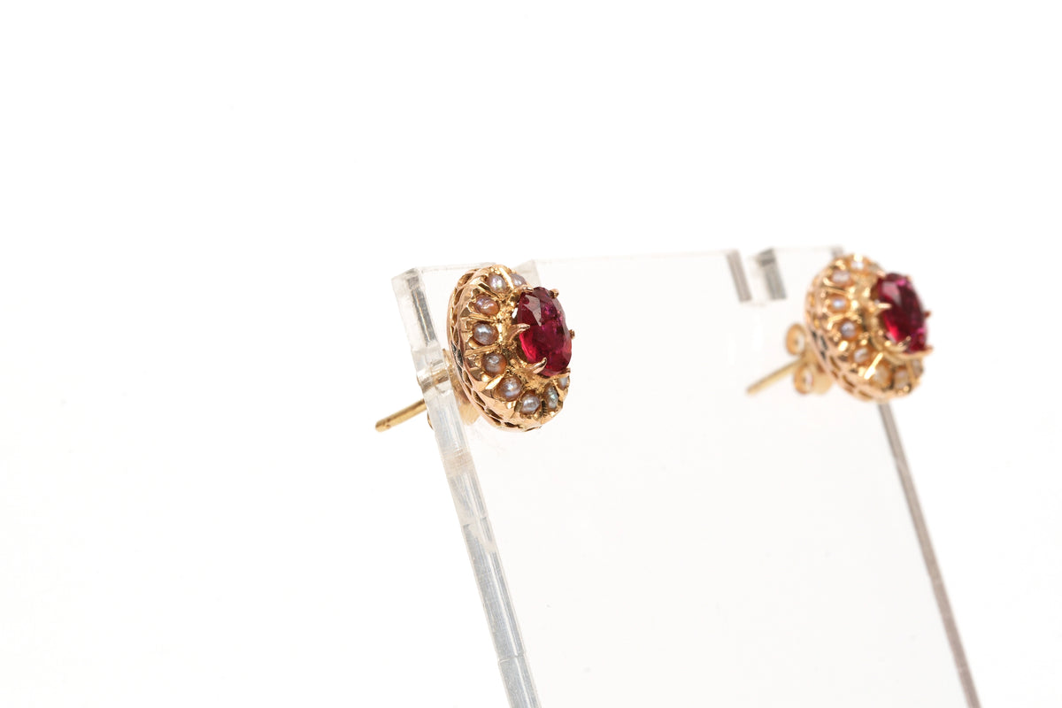 Boucles d'oreilles Puces en or jaune, perles et rubis