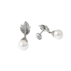 Boucles d’oreilles en or blanc, perles, et diamants