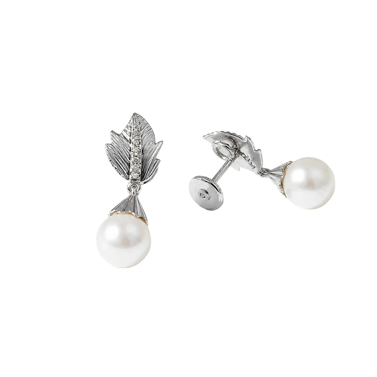 Boucles d’oreilles en or blanc, perles, et diamants