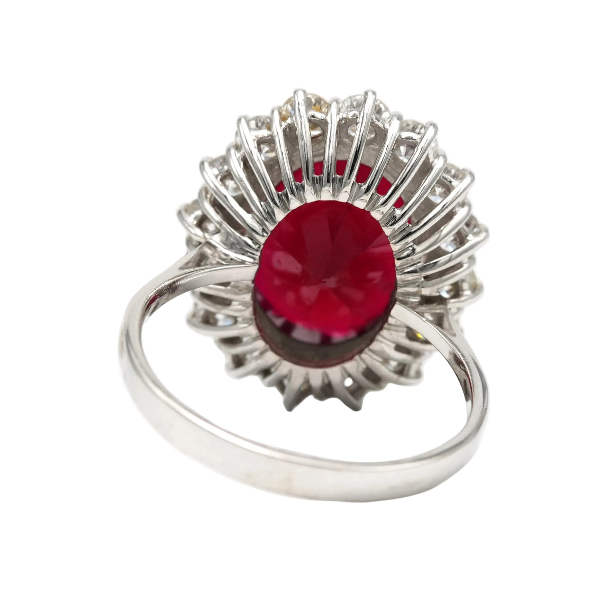Bague Entourage en or blanc, rubis et diamants