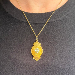 Médaillon en or jaune, perles et émeraudes