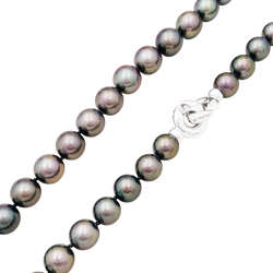 Collier 42 perles de Tahiti, fermoir en or blanc.
