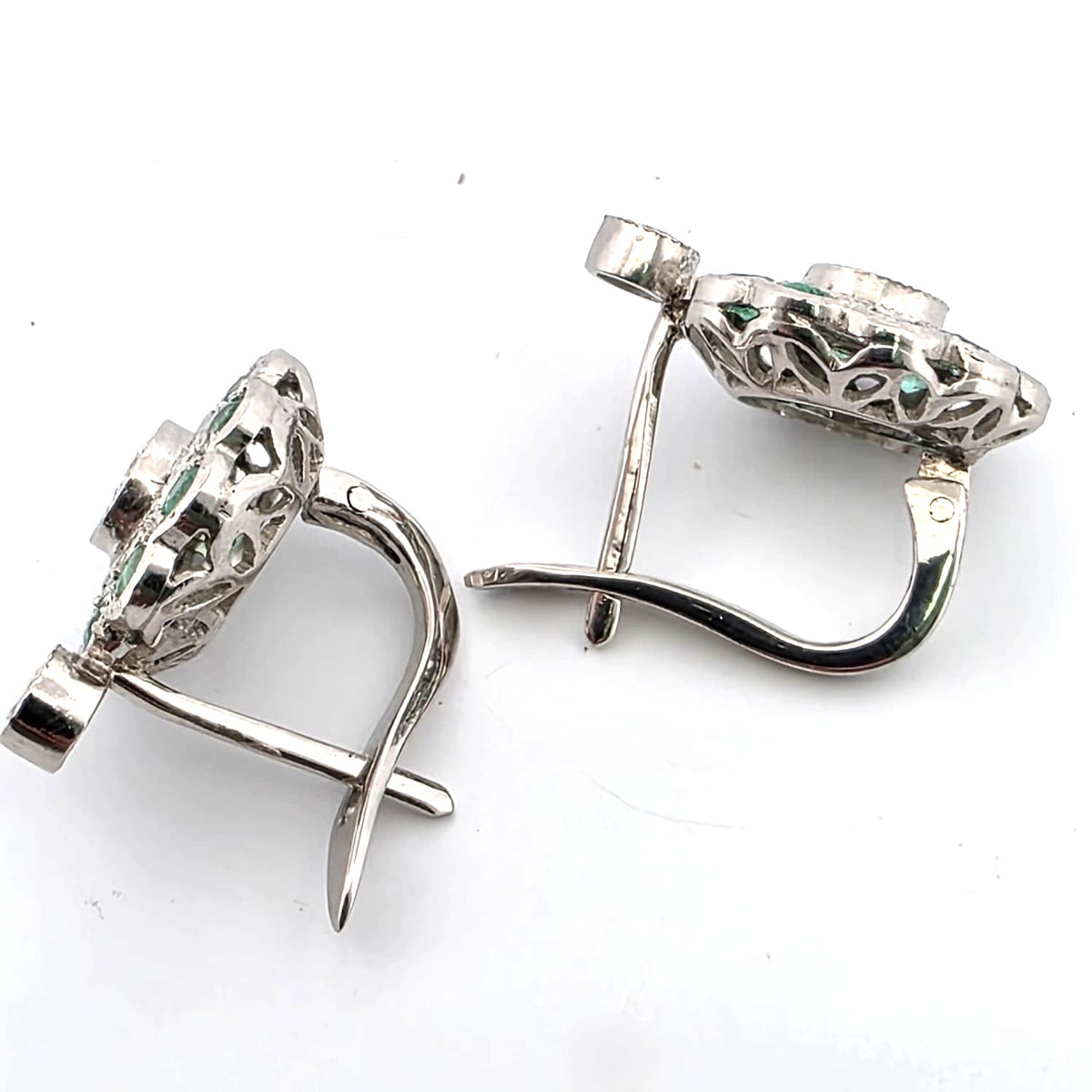 Boucles d'oreilles Dormeuses en platine, émeraudes et diamants