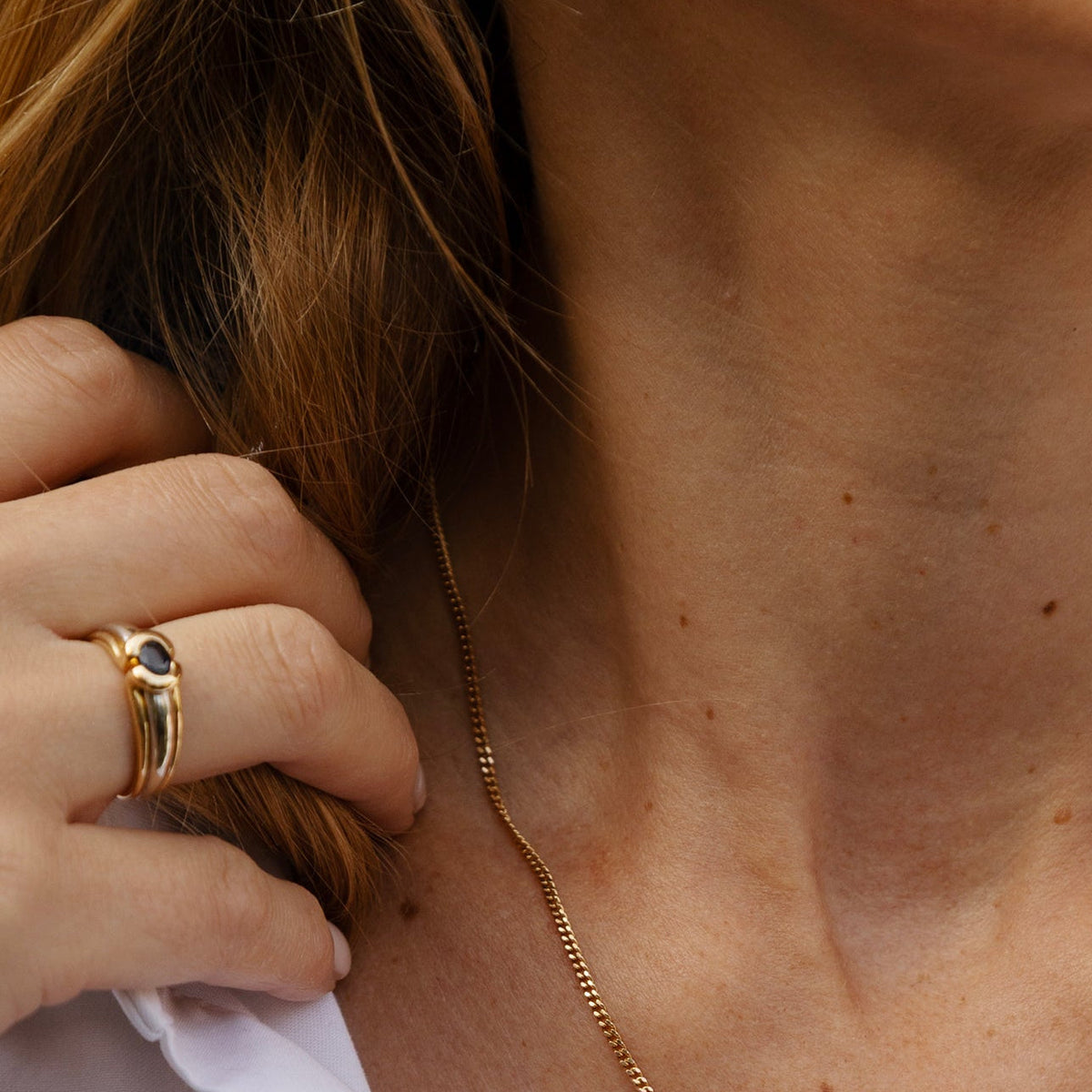Bague Jonc en or blanc, or jaune et saphir