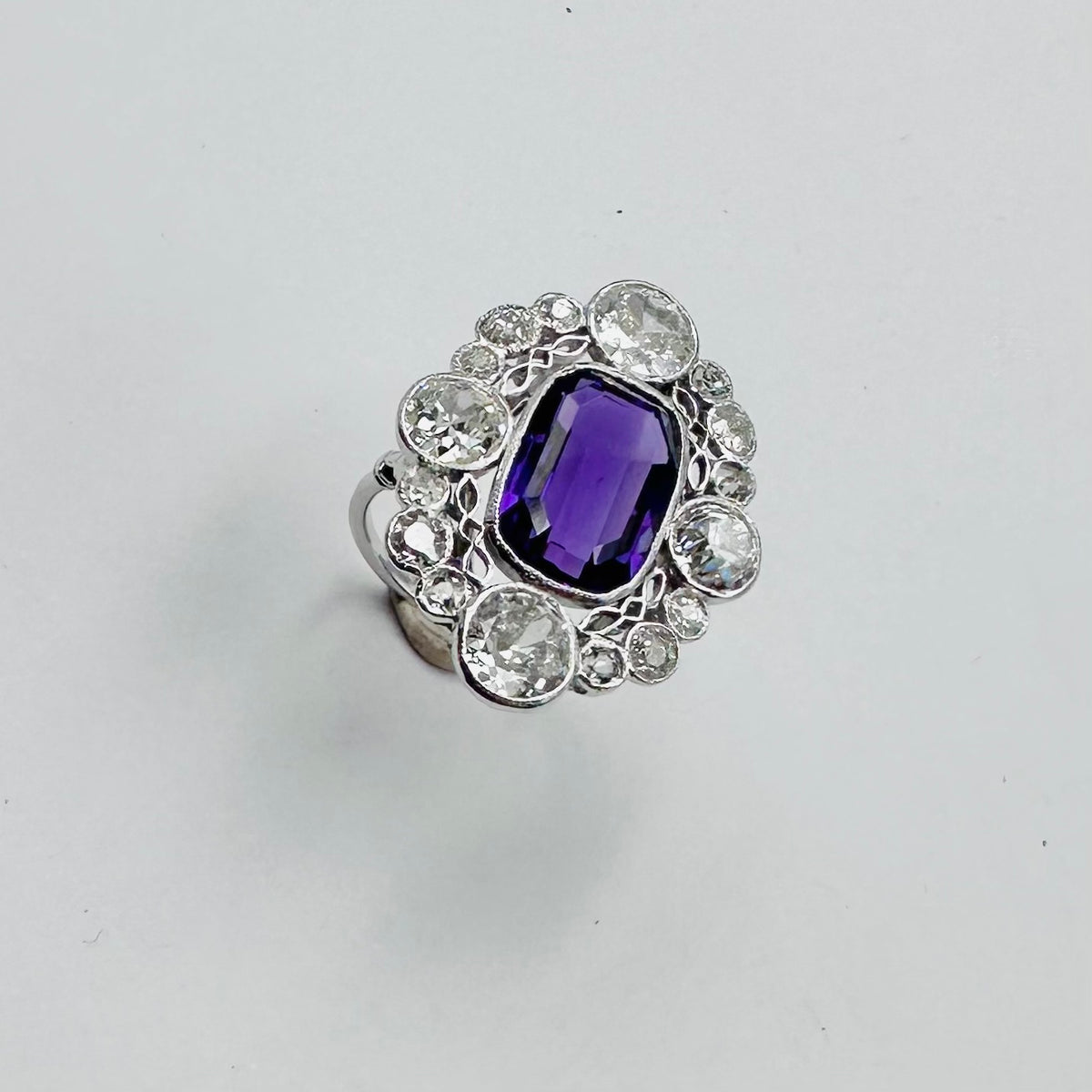 Bague Pompadour en platine, améthyste et diamants
