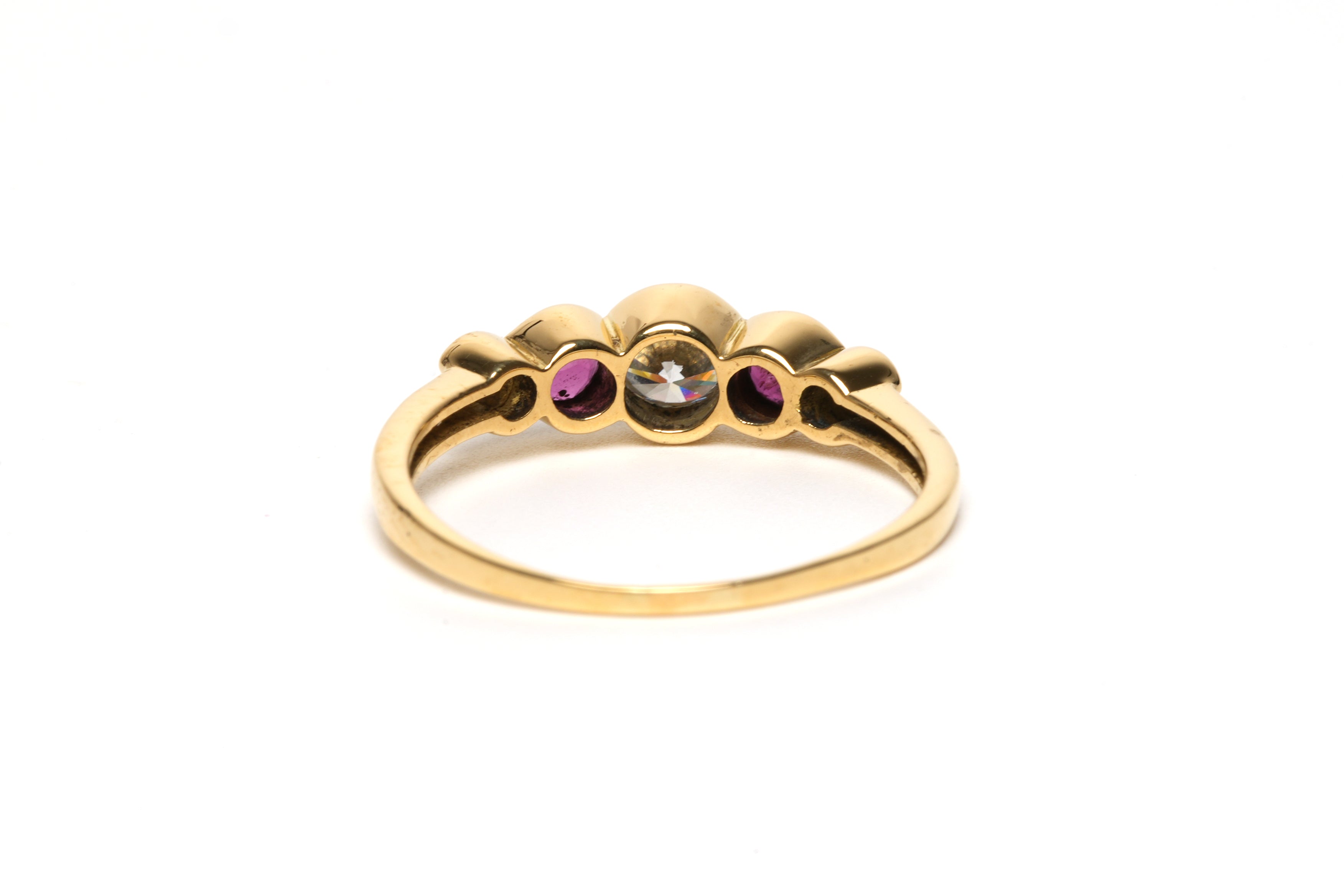 Bague Alliance en or jaune, rubis et diamants