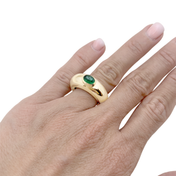 Bague Chaumet, "Anneau" or jaune et émeraude.