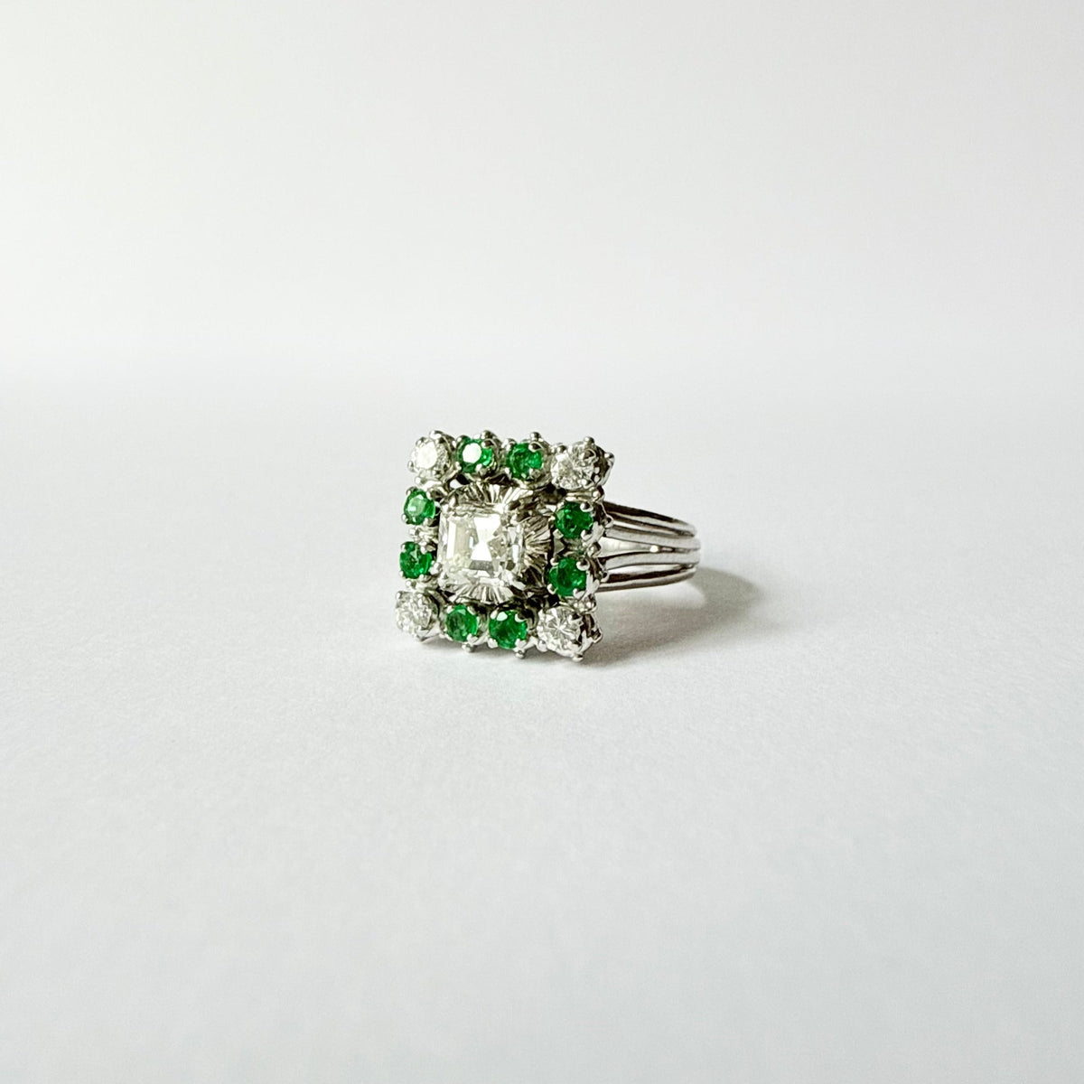 Bague Marguerite en or blanc, émeraudes et diamants