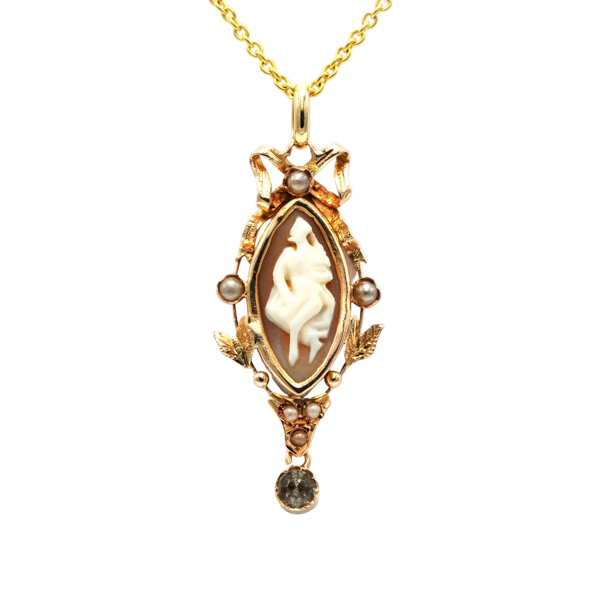 Pendentif en or jaune, camée perles et strass