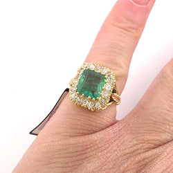 Bague Entourage en or jaune, émeraude et diamants