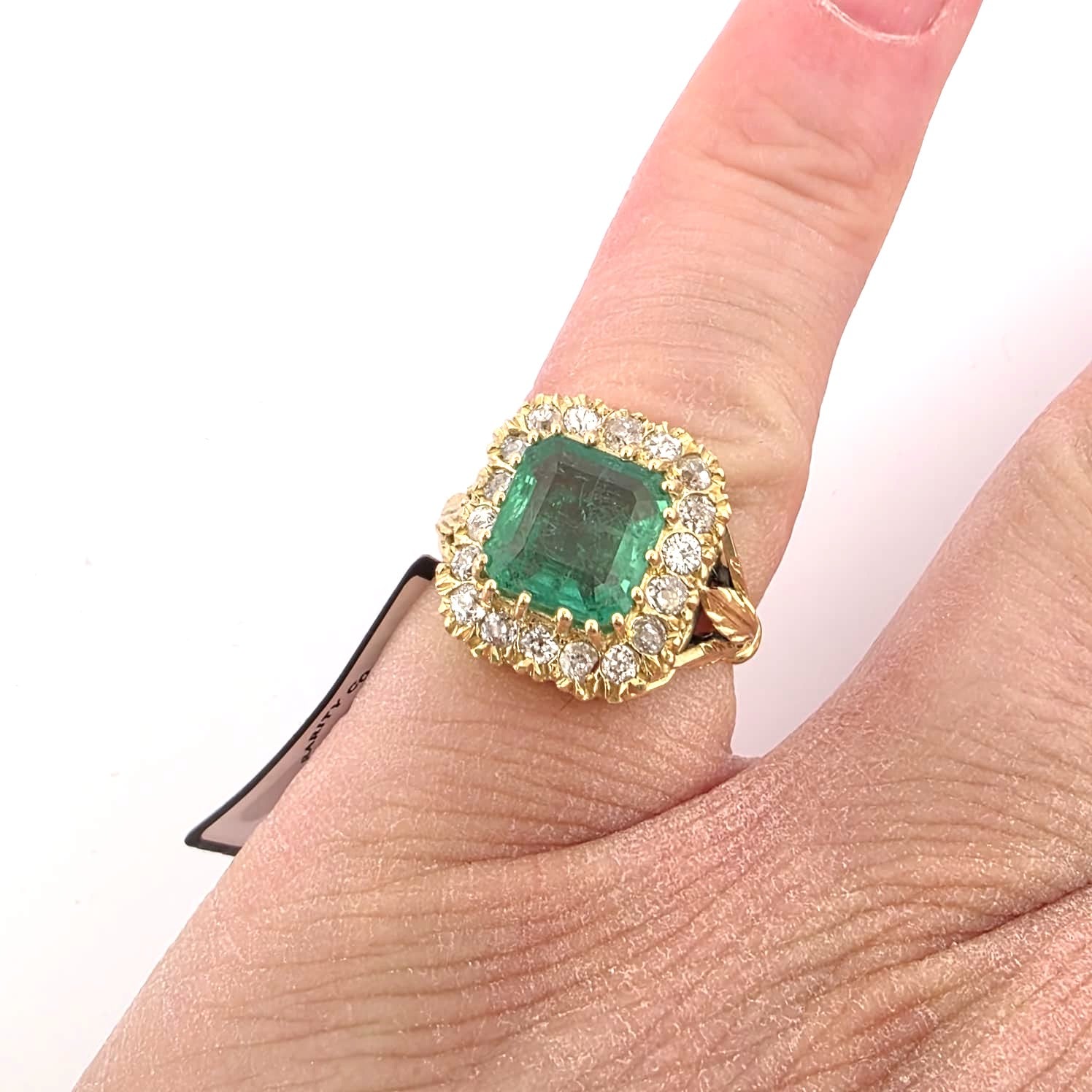 Bague Entourage en or jaune, émeraude et diamants