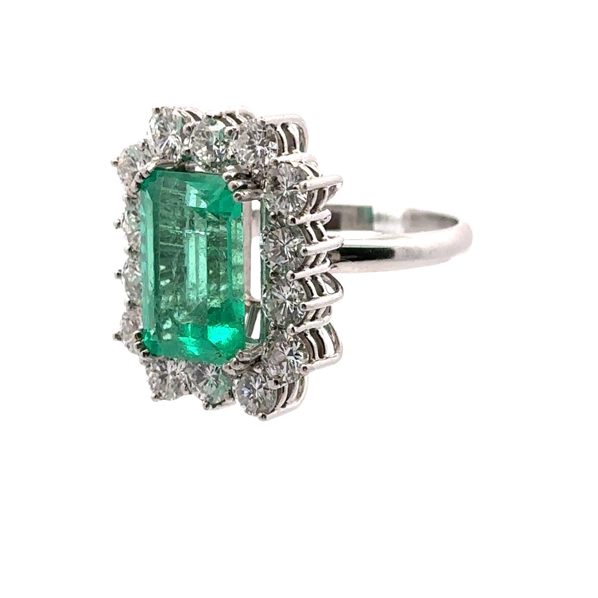 Bague Entourage en or blanc, émeraude et diamants