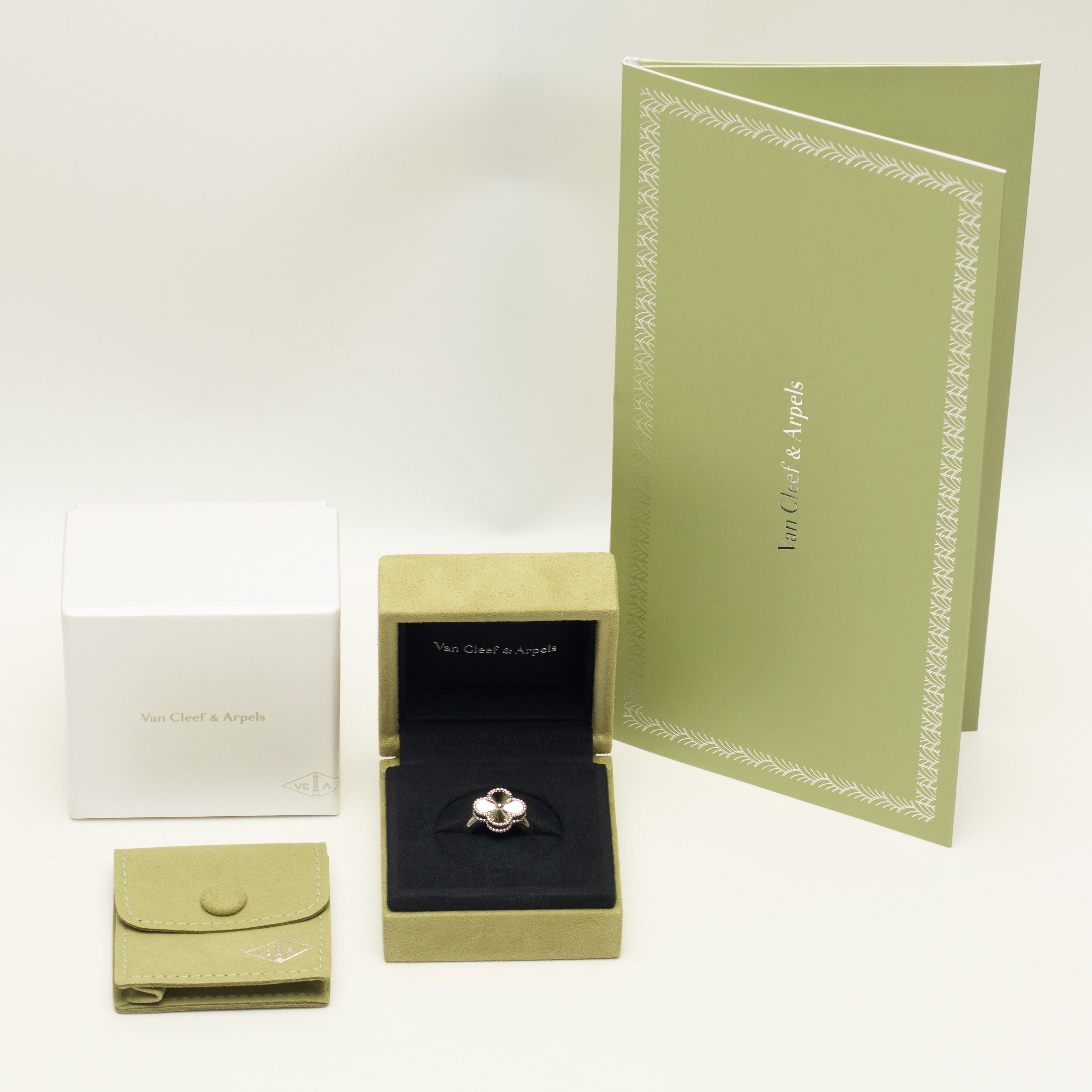 Bague VAN CLEEF & ARPELS "Vintage Alhambra" en or blanc