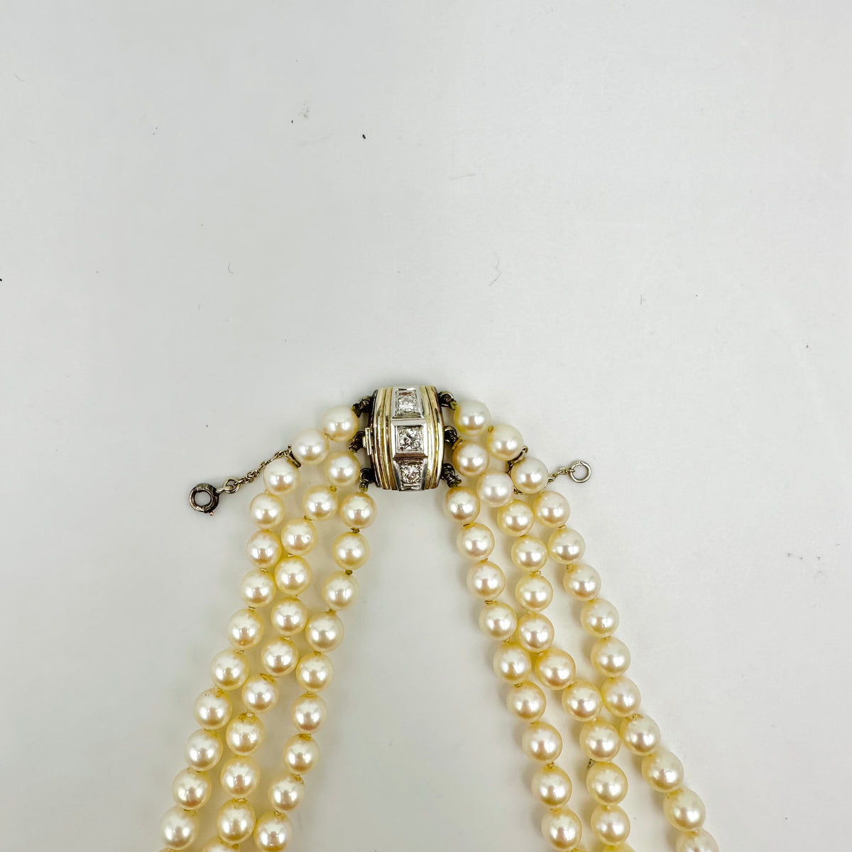Collier de Perles trois rangs en perle de culture, or blanc et diamants