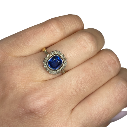 Bague Entourage en or jaune, saphir et diamants
