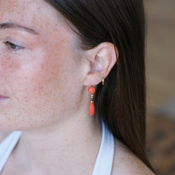 Boucles d'oreilles Pendantes en or jaune, émail, perle et corail