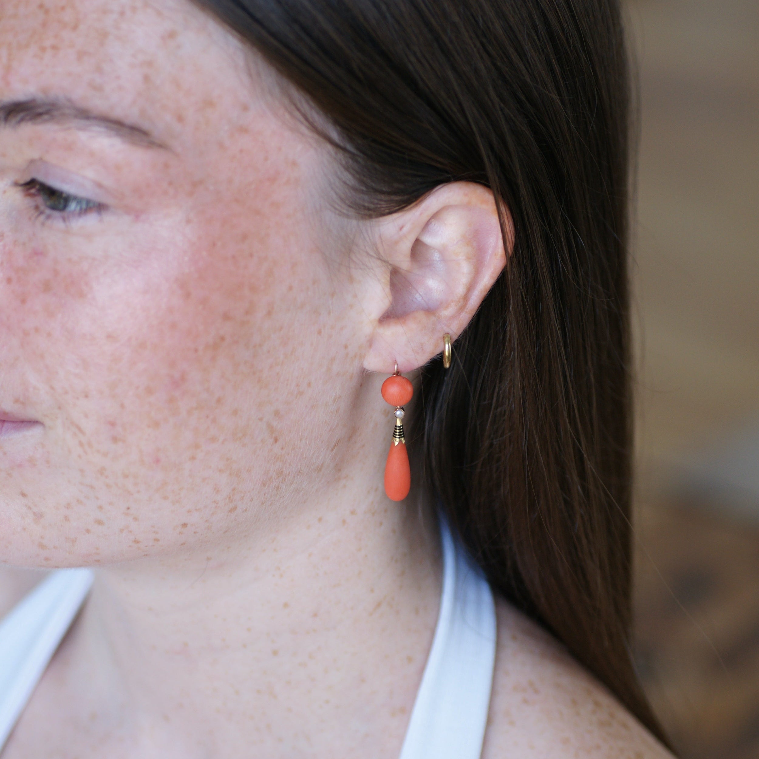 Boucles d'oreilles Pendantes en or jaune, émail, perle et corail