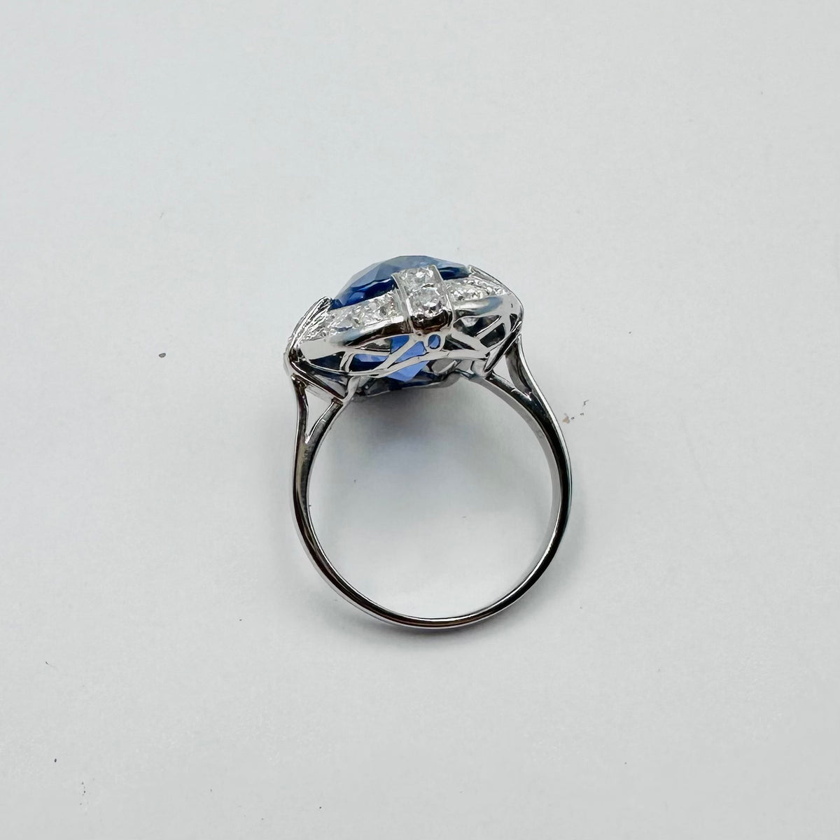 Bague Entourage en platine, saphir et diamants