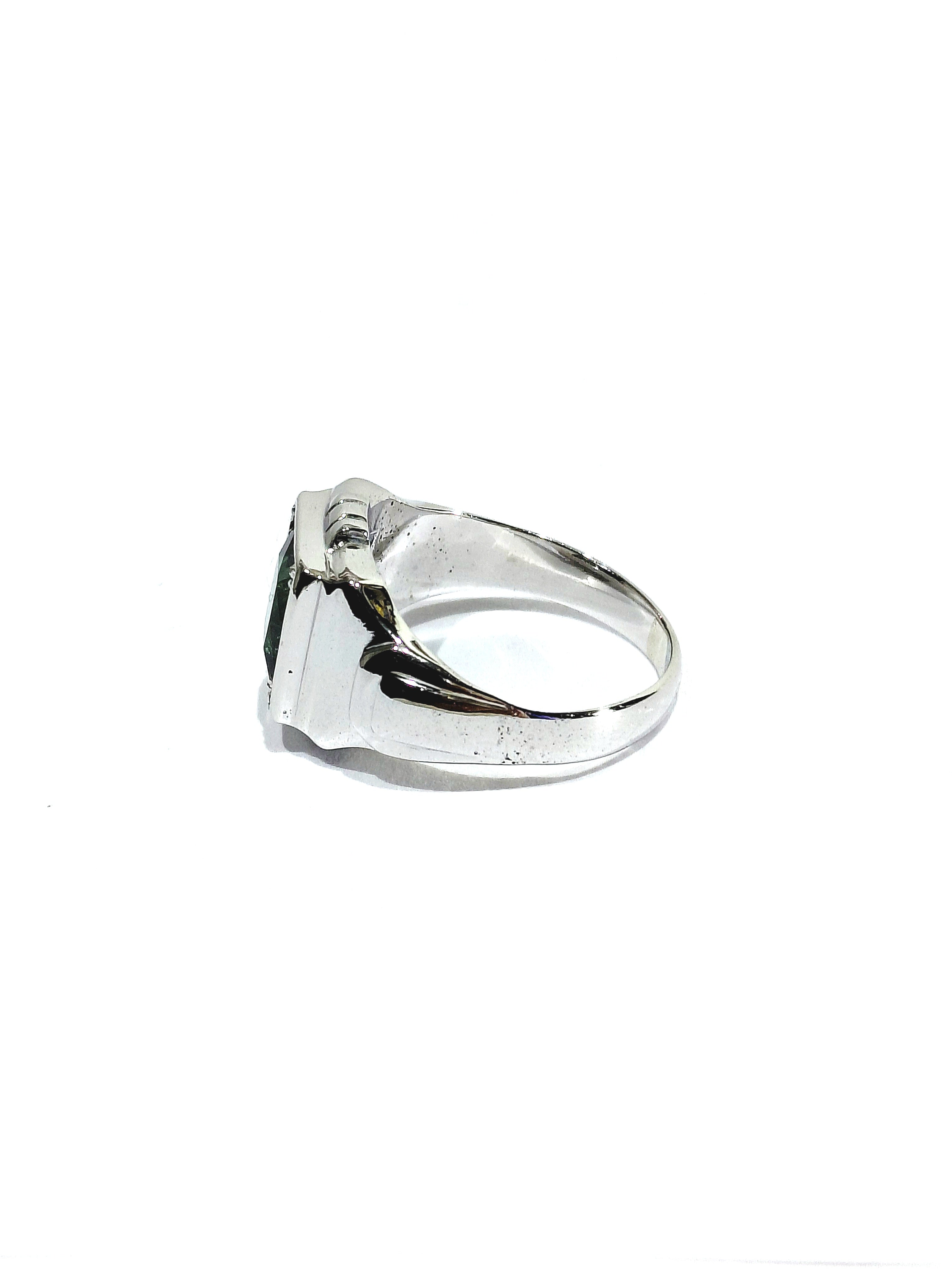 Bague Art Déco en or blanc et tourmaline verte