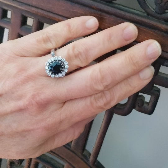 Bague Marguerite en or blanc, saphir, et diamants