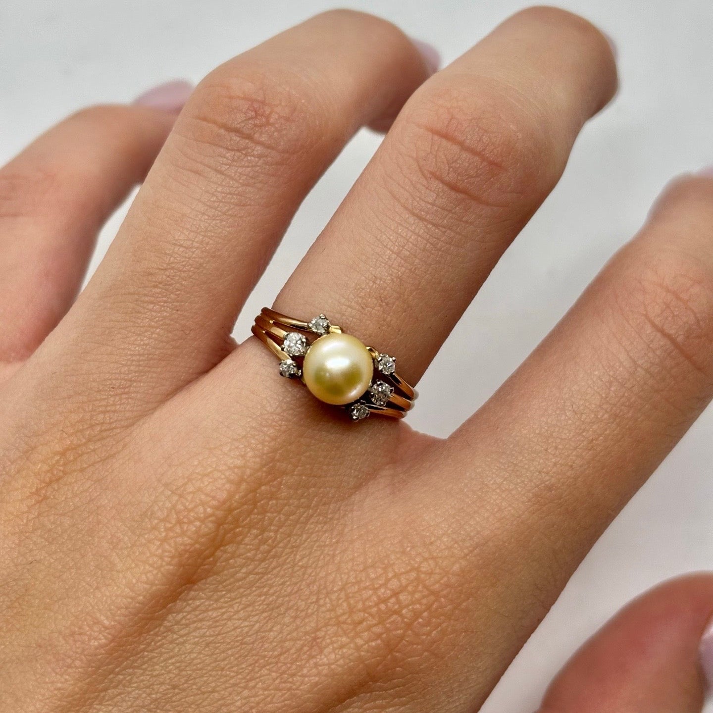Bague en or jaune, perle, et diamants