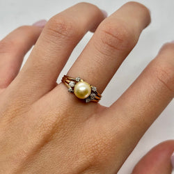 Bague en or jaune, perle, et diamants