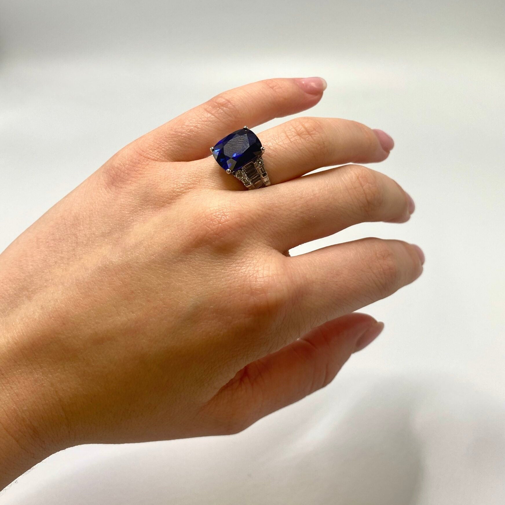 Bague en or blanc, saphir et diamants