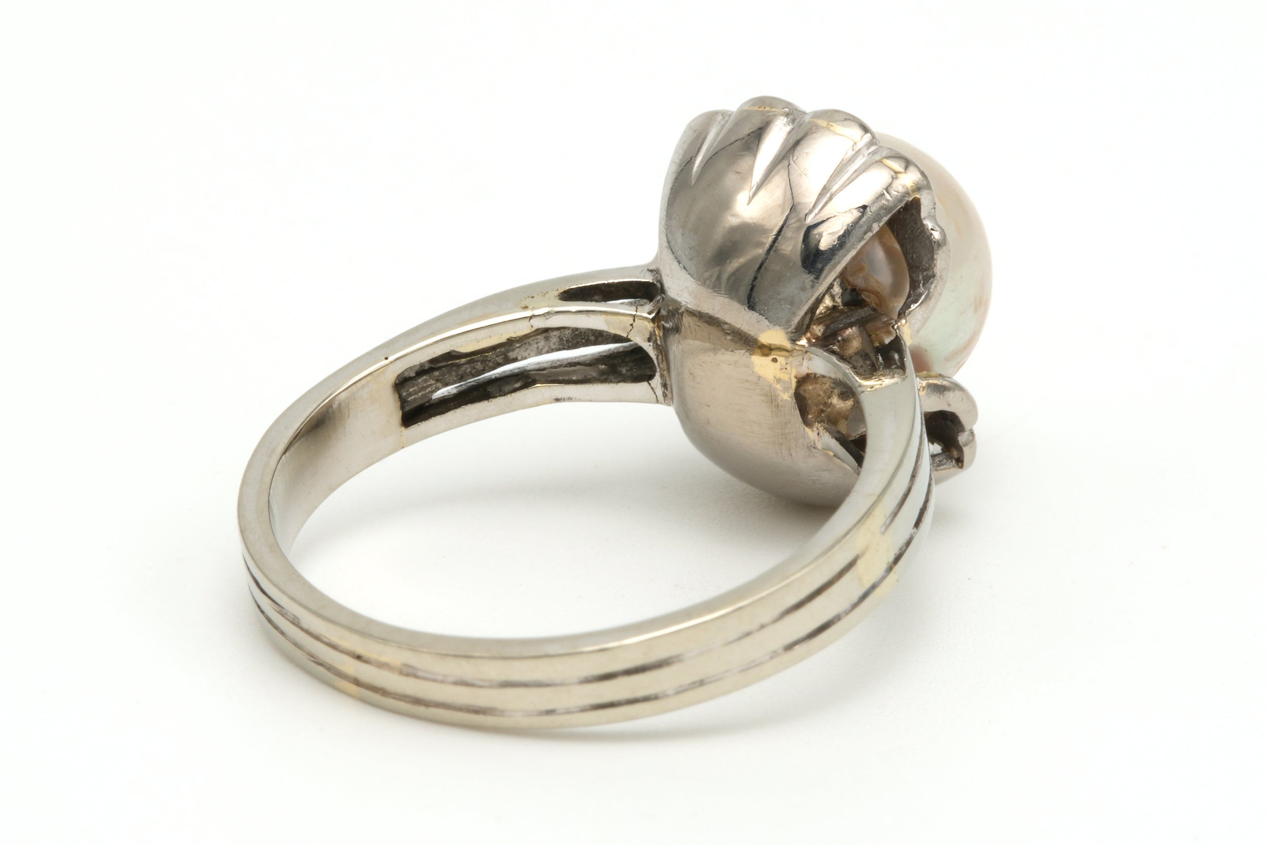Bague Entourage en or blanc, perle et diamants